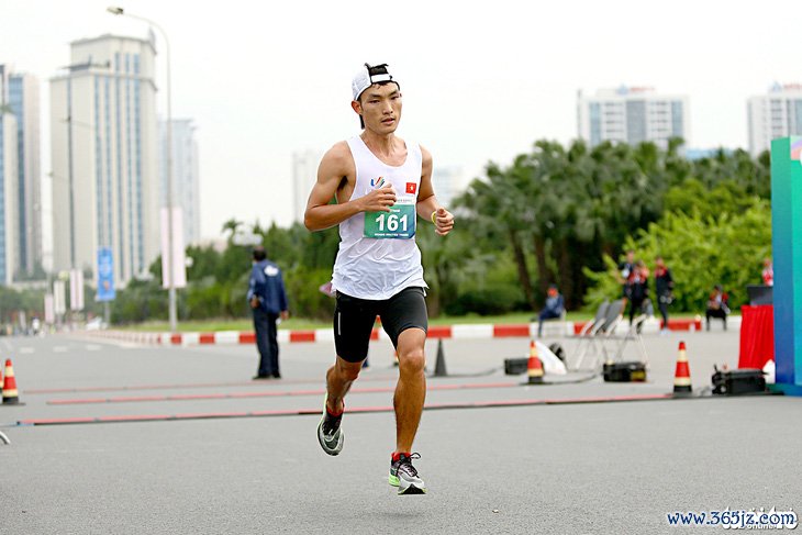 Nguyễn Thị Oanh， Hoàng Nguyên Thanh dự Giải bán marathon quốc tế Việt Nam 2025 - Ảnh 3.