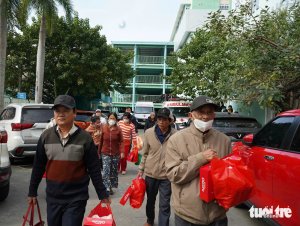 Xúc động chuyến xe đưa bệnh nhân về quê đón Tết từ Đà Nẵng