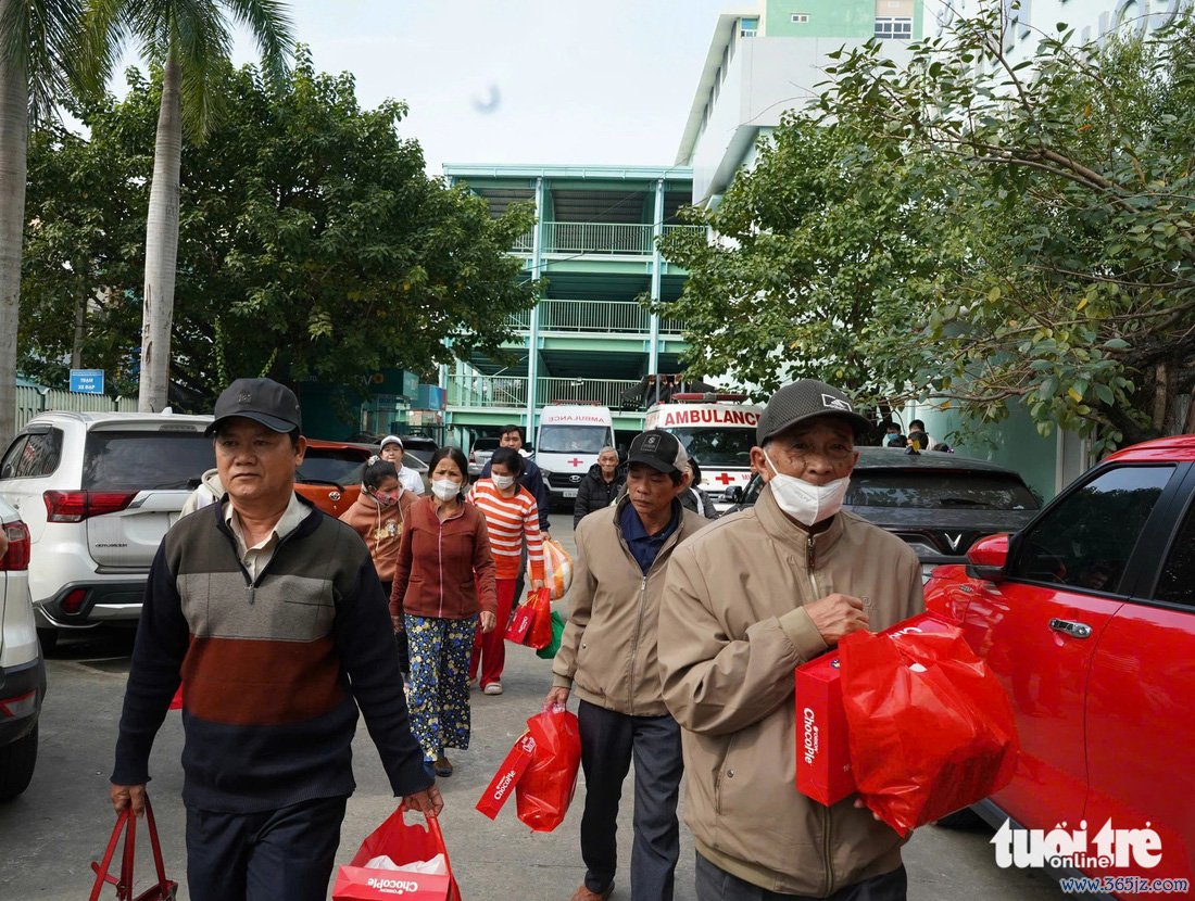 Xúc động chuyến xe đưa bệnh nhân về quê đón Tết từ Đà Nẵng - Ảnh 1.